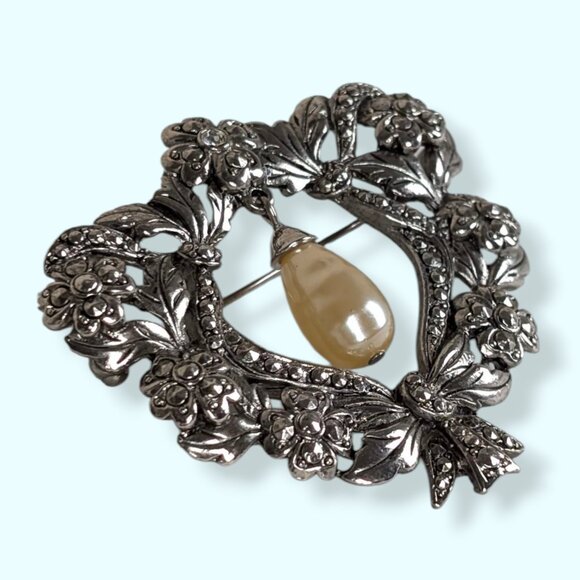 V. Avon "Romantic Renaissance" Faux Pearl Brooch - Picture 2 of 7